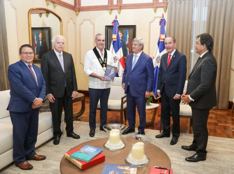 Presidente Abinader recibe Medalla de Valores Democráticos Fernando Belaunde Terry