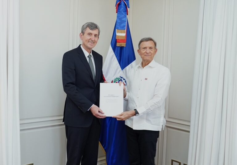 República Dominicana recibe al primer embajador residente de Rusia; canciller Roberto Álvarez recibe sus copias de estilo