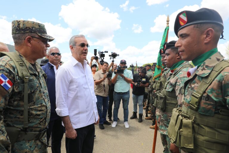 Presidente Abinader llama a tropas a ser “los ojos de la patria” en la frontera; supervisa valla perimetral y garantiza seguridad nacional