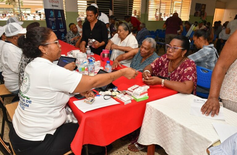 Más de 9,000 hogares donde pernoctan adultos mayores son beneficiados por el Conape con asistencia en salud, legal, económica y otros servicios sociales