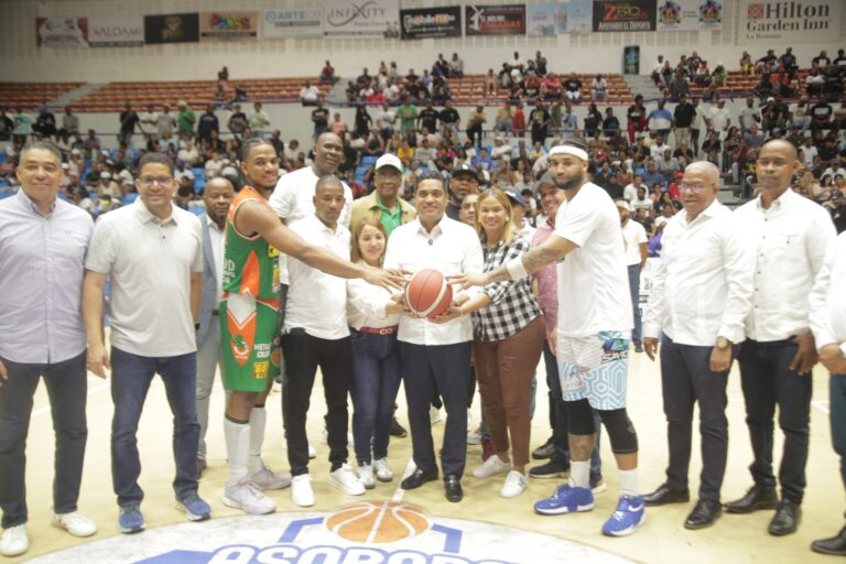 Ministerio de Deportes aporta un millón de pesos para el Torneo de Baloncesto Superior de La Romana 2025