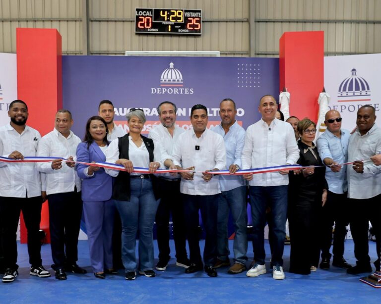 Ministro de Deportes entrega multiuso remozado en San José de los Llanos con inversión superior a RD 18 millones