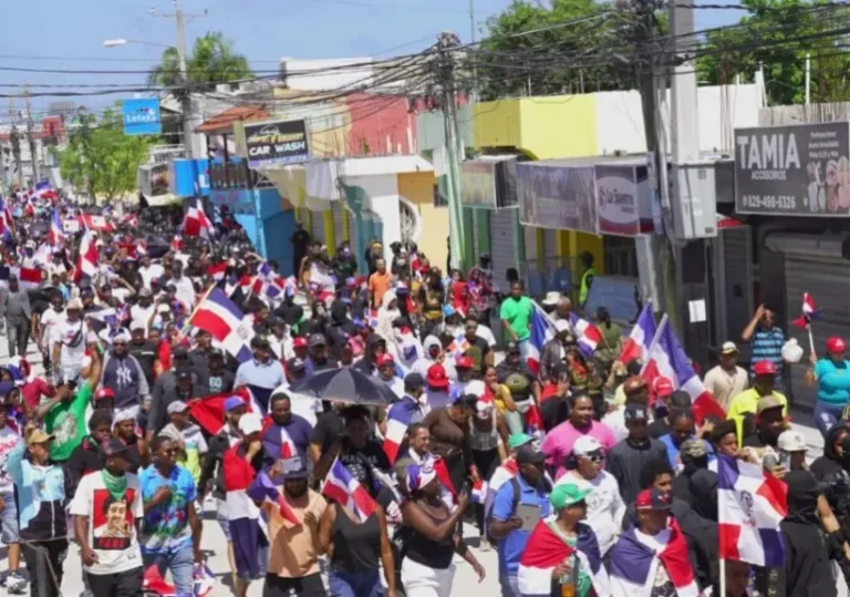 La policía y los manifestantes se enfrentan durante marzo en Friusa