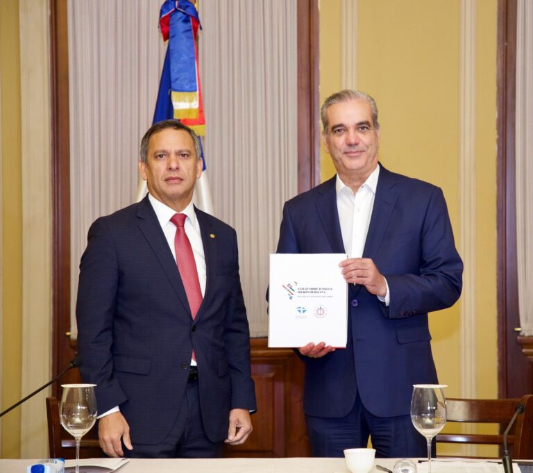 Presidente Abinader recibe la Declaración de Santo Domingo tras culminar la XXII Cumbre Judicial Iberoamericana