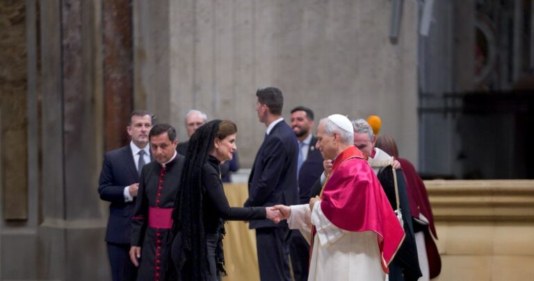 Raquel Peña participa en solemne misa de inicio del pontificado del papa León XIV en el Vaticano