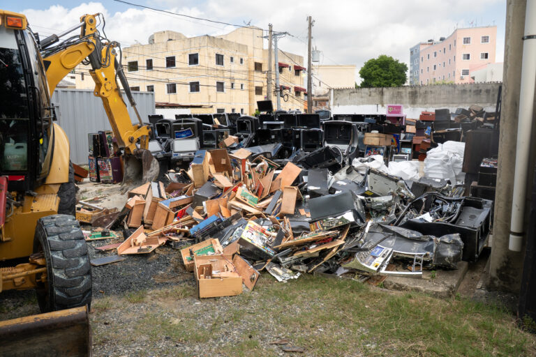 Ministerio de Hacienda destruye más de 1,500 equipos usados para venta ilegal de juegos de azar