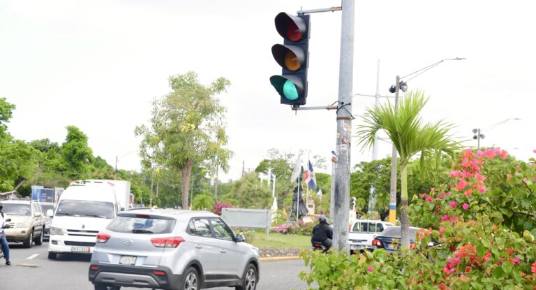 Intrant instala semáforo en intersección de avenida Coronel Fernández Domínguez con Ecológica, tras años de solicitud de la comunidad