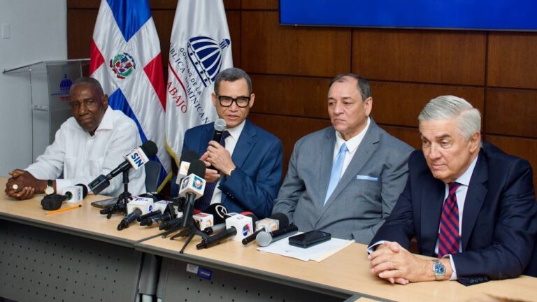 Gobierno anuncia aumento salarial de un 30 % y un 25 % al sector turístico nacional; impactará a más de 250,000 trabajadores