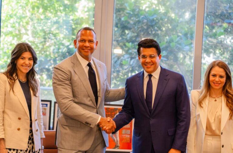 Ministerio de Turismo y Alex Rodríguez anuncian inversión de mil millones de dólares en Playa Grande