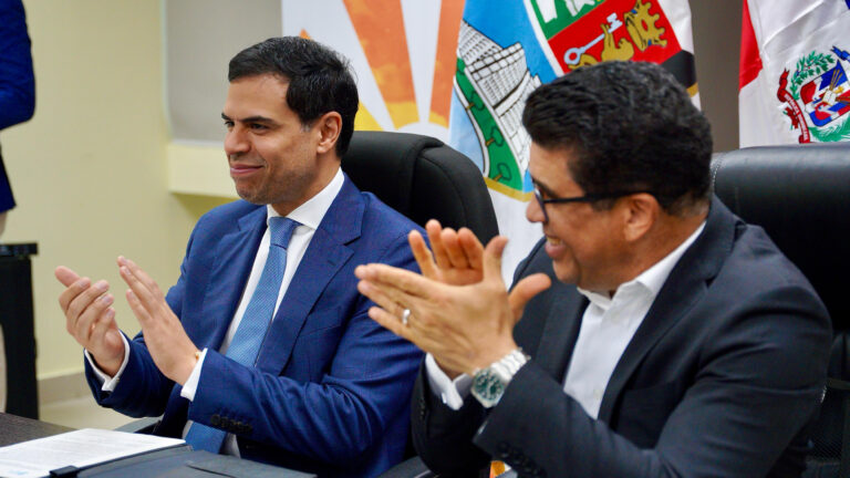 Roberto Ángel Salcedo y Dio Astacio firman acuerdo para abrir escuela de música y bellas artes en SDE