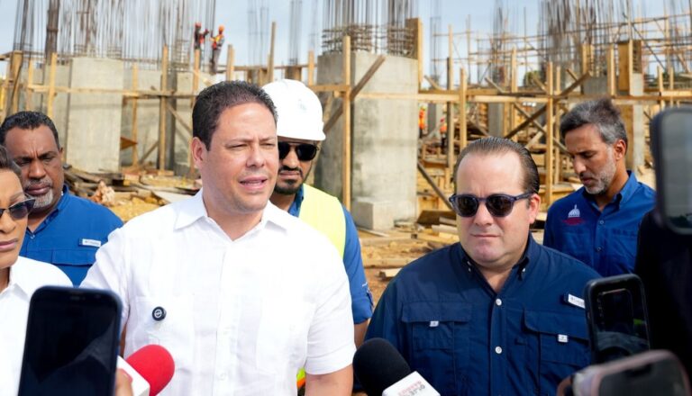 Ministros Carlos Bonilla y José Ignacio Paliza supervisan construcción de la nueva UASD en SDE, que contará con más de 60 aulas para miles de estudiantes