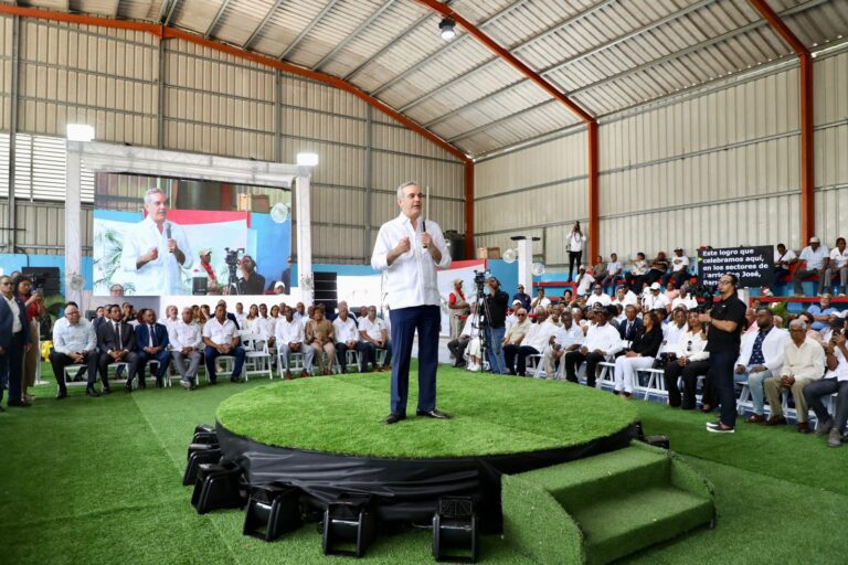Presidente Abinader inicia Programa de Titulación Municipal, en Monte Plata, con la entrega de 1,400 certificados que beneficiarán a 5,600 personas
