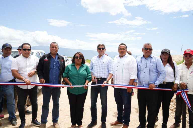 Ministro Limber Cruz inaugura 86 kilómetros de caminos en barahona
