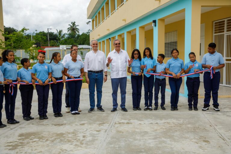 Presidente Abinader inaugura la Escuela Básica Rafael Guaroa Moreta Batista y visita la Casa Museo Juan Trinidad