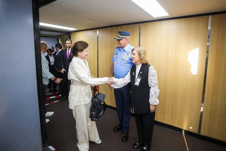Vicepresidenta Raquel Peña regresa al país tras representar a la República Dominicana en misa de inicio del pontificado de León XIV