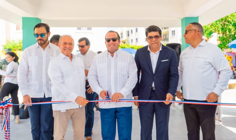 Ministro Paliza inaugura parque infantil en Ciudad Juan Bosch; supervisa obras en la comunidad