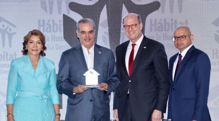 Presidente Abinader recibe reconocimiento de Hábitat para la Humanidad RD por su compromiso con la transformación de los hogares dominicanos