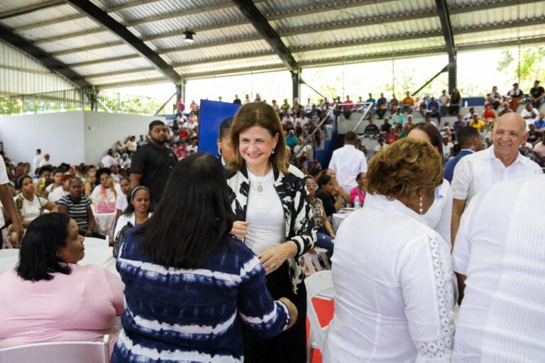 “Las madres son el alma de cada hogar”, afirma la vicepresidenta Raquel Peña en almuerzo con mujeres de SDN