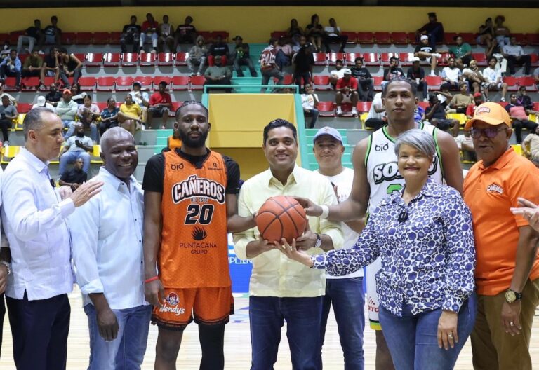 Ministro Kelvin Cruz inaugura remozado multiuso Rolando Ramírez, en SPM