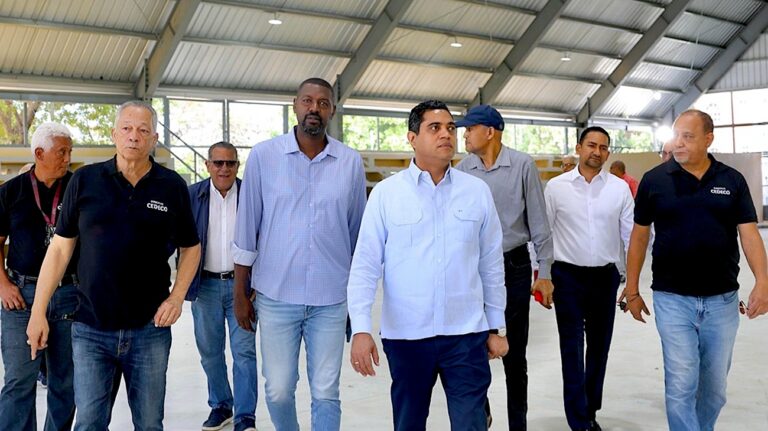 Ministro Kelvin Cruz supervisa trabajos del Centro Deportivo y Cultural Ozama