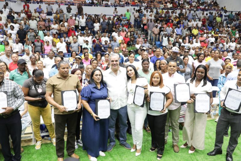 Presidente Abinader entrega en La Romana 1,600 títulos de propiedad de un total de 2,521, para garantizar estabilidad, futuro y dignidad a más de 10,000 personas