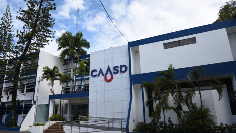 Caasd restablece agua potable en 14 sectores de SDE tras reparar avería