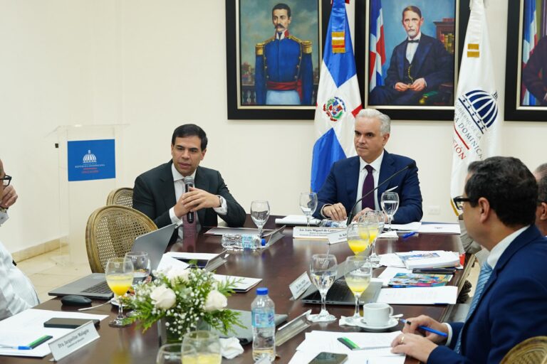 Ministro Roberto Ángel presenta “El Poder de las Buenas Palabras” ante Consejo Nacional de Educación