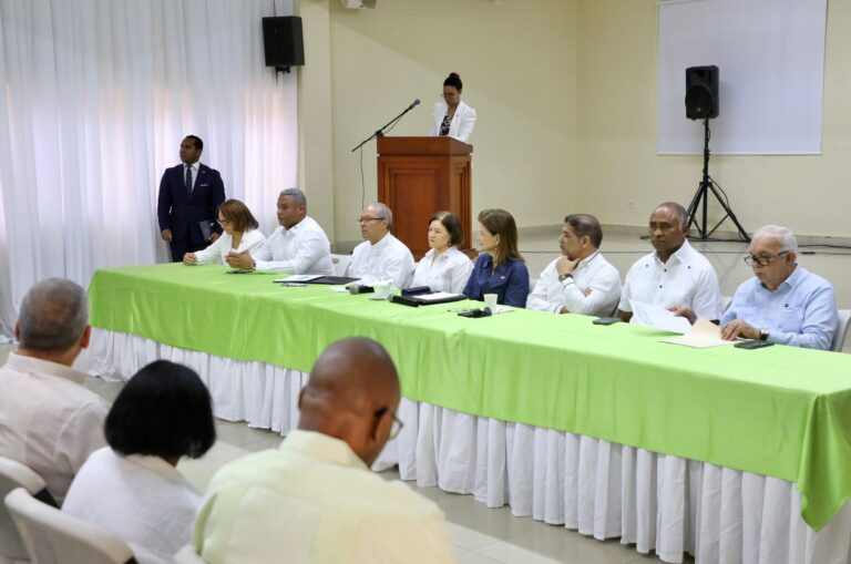 Vicepresidenta Raquel Peña encabeza encuentro con productores de mango en Peravia