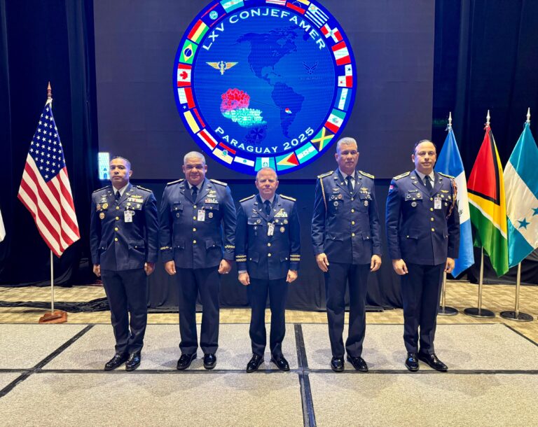 La Fuerza Aérea de República Dominicana participa en la ceremonia de apertura de la LXV edición de la CONJEFAMER 2025