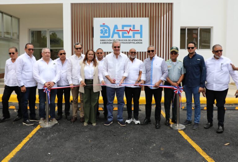 Presidente Abinader inaugura varias obras en la provincia Duarte y sostiene diálogo con la juventud