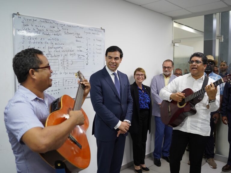 Autoridades supervisan funcionamiento de nueva Escuela de Bellas Artes en SDE