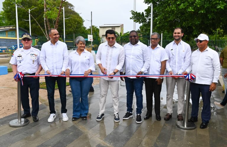 Ministro David Collado entrega remozada Plaza Marcelino Marte (Canito), en Guayacanes
