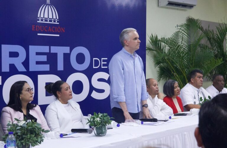 Minerd garantiza el acceso escolar para todos los estudiantes en medio de preocupaciones de inscripción
