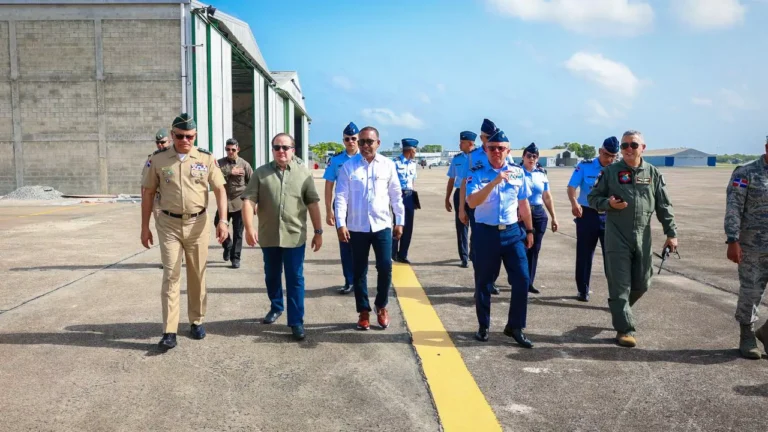 Las autoridades dominicanas supervisan las actualizaciones a la pista de la Fuerza Aérea