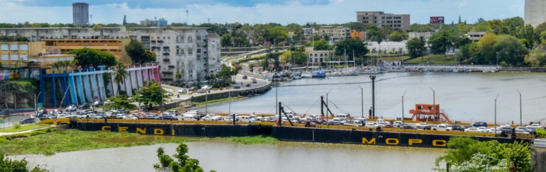 Puente flotante para cerrar temporalmente para el paso de embarcaciones