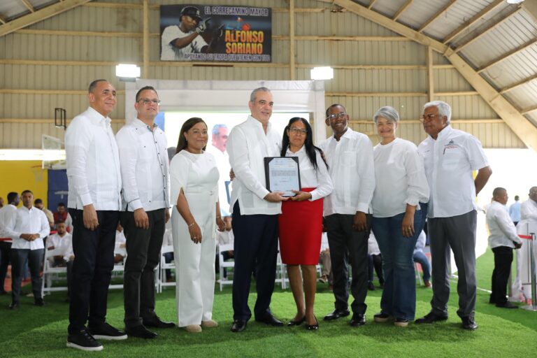 Presidente Abinader celebra cumpleaños entregando títulos de propiedad a 1,800 familias en el municipio de Quisqueya