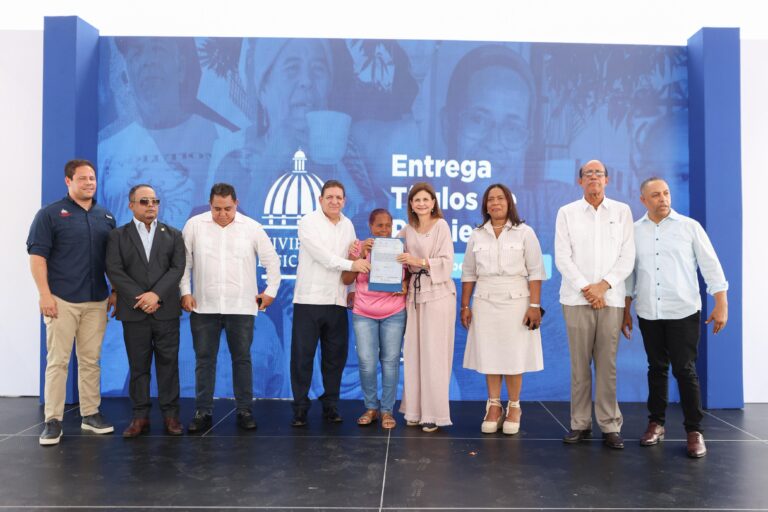 Gobierno entrega títulos tras casi dos décadas de espera en Bonao e inicia construcción de sede municipal en Santiago Oeste