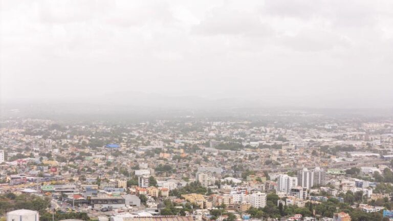 El polvo saharano continuará causando calor y poca lluvia este domingo.