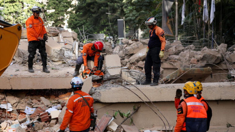 Aumentan a 3,535 los muertos por el terremoto en Venezuela