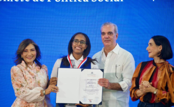 Presidente Abinader expresa orgullo por los jóvenes graduados de Oportunidad 14/24 que dejan atrás “el camino de la oscuridad” y escogen “el camino de la luz”
