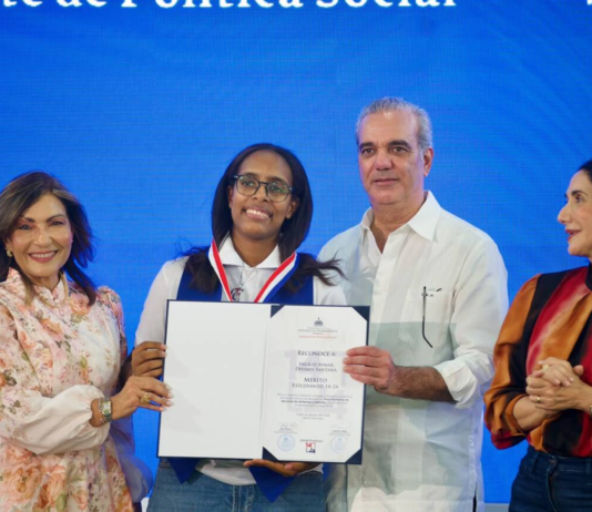 Presidente Abinader expresa orgullo por los jóvenes graduados de Oportunidad 14/24 que dejan atrás “el camino de la oscuridad” y escogen “el camino de la luz”