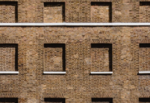 En 1696, el rey de Inglaterra puso un impuesto a las ventanas. Lo que pasó acto seguido no sorprendió a nadie