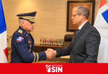 Exjefe de la Policía entrega bandera institucional a Ernesto Rodríguez García y le pide no doblegarse ante injerencias