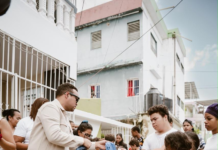 Jóvenes empresarios, comunicadores y profesionales llevan útiles escolares a Villa Rosa
