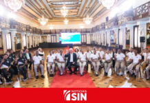 Presidente Abinader se reúne con 53 estudiantes sordos que completaron su formación en Inteligencia Artificia