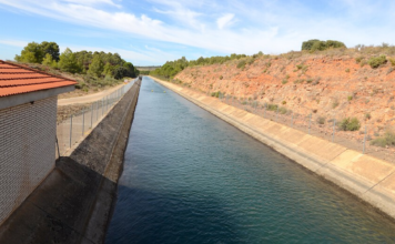 La Guardia Civil va a empezar a multar a los ciclistas que circulen junto al canal del Tajo-Segura en La Roda