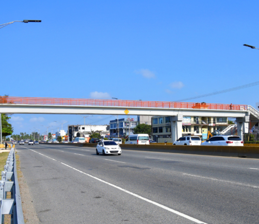 Obras Públicas cerrará parcialmente la autopista Las Américas para desmontar puente peatonal