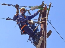 Detienen a liniero por vender suministro eléctrico en Jovellanos