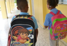 Especialista en columna pide a padres moderar peso mochilas