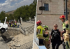 El tren turístico de Toledo se pone en marcha sin conductor, atropella a un turista y queda colgado junto al Alcázar